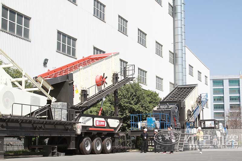 客戶前來廠家廠區(qū)考察流動制沙機(jī)