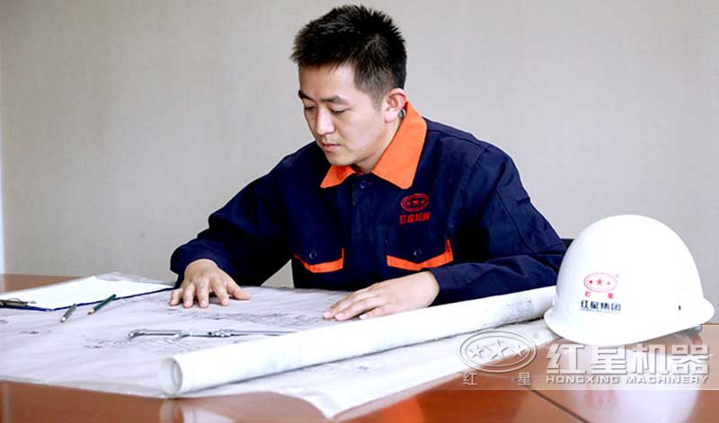 技術(shù)人員在檢查設(shè)計圖紙