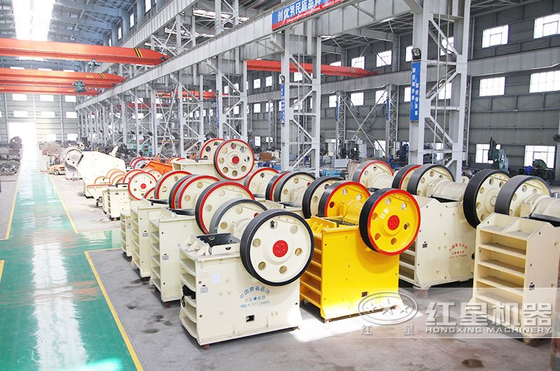 大型機(jī)制砂生產(chǎn)線設(shè)備廠房內(nèi)，提供全套設(shè)備型號現(xiàn)貨
